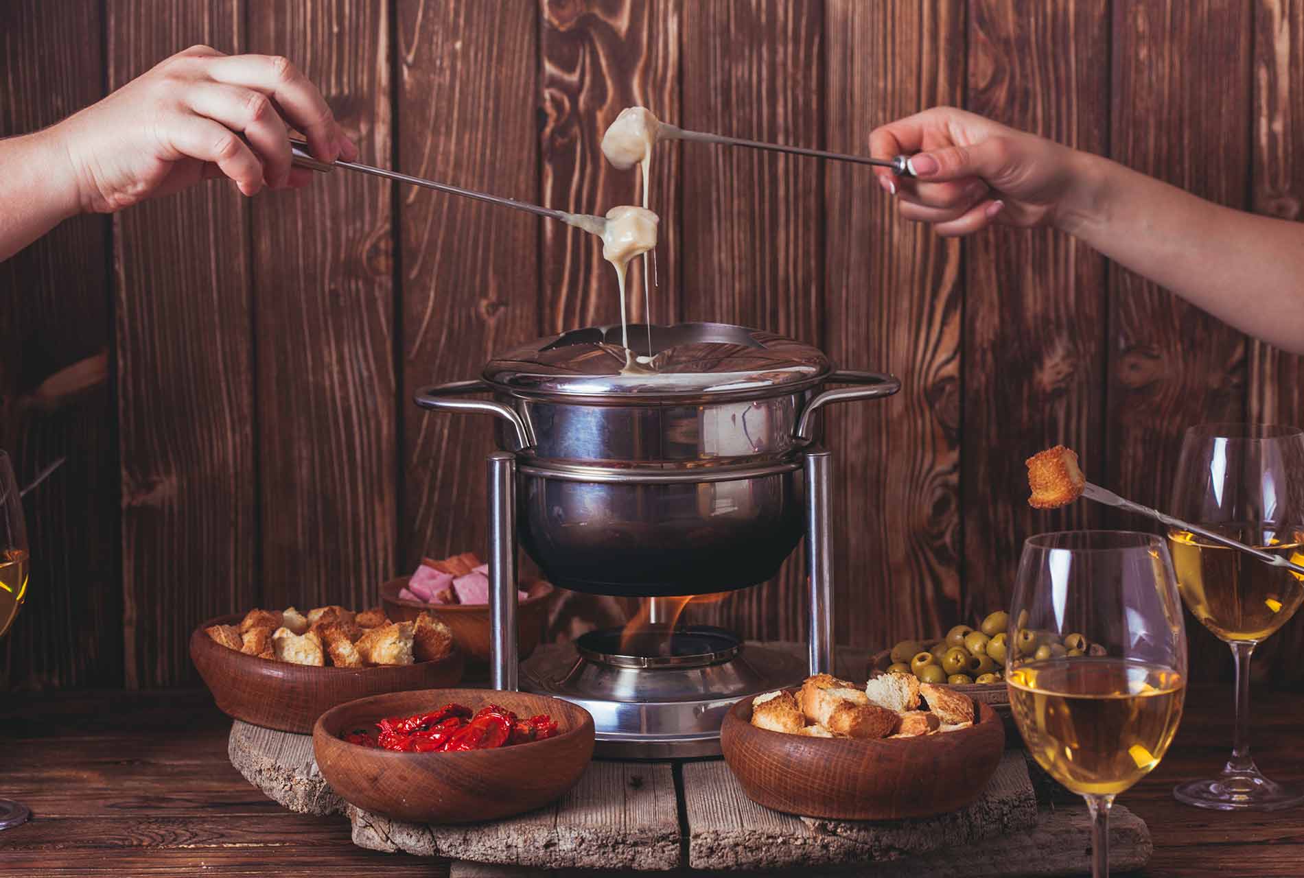 Raclette und Fondue für einen geselligen Abend - Wissenswertes