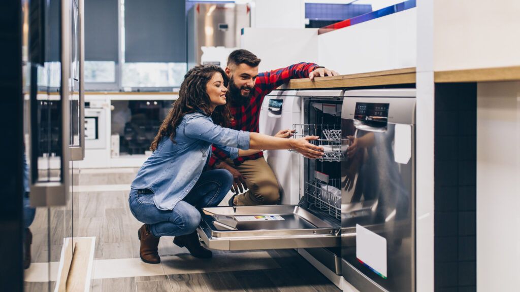 Paar bestaunt BEKO DSN6634FX Geschirrspüler
