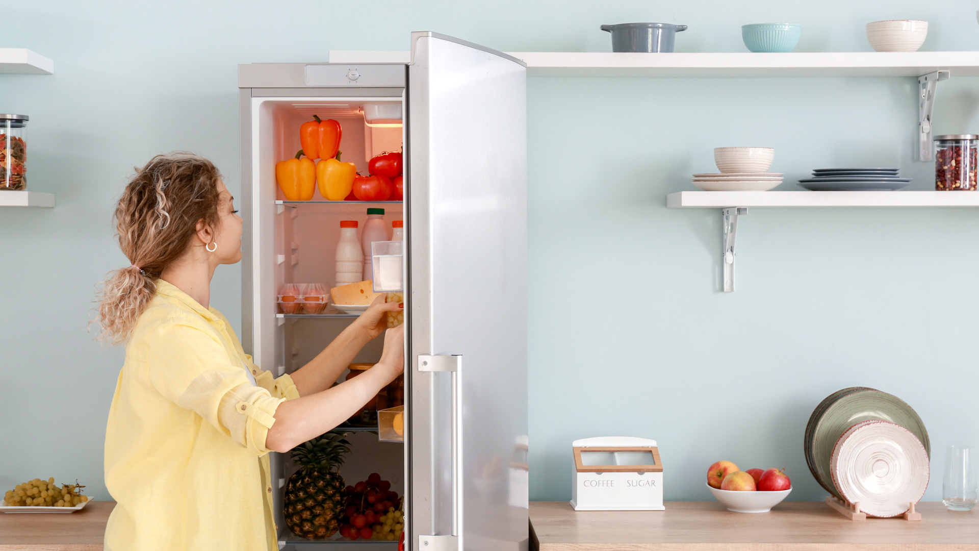 Frau schaut in Kühlschrank Beko/Grundig 6616057 RSNE415T34XPN